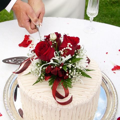 Red & White Flower Wedding Cake | Wedding cakes with flowers, White wedding  cakes, Cake decorating